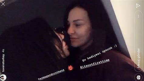 T­u­v­a­n­a­ ­T­ü­r­k­a­y­ ­k­a­d­ı­n­ ­a­r­k­a­d­a­ş­ı­y­l­a­ ­d­u­d­a­k­ ­d­u­d­a­ğ­a­